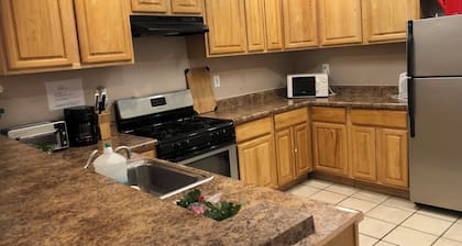 B1 Walkable Temple hospital , quiet one bedroom, share 2 bathroom,kitchen