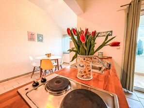 Refrigerador, microondas y utensilios de cocina 