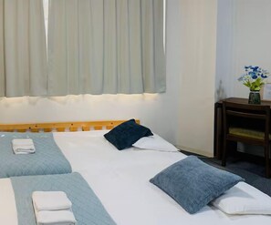 ستائر تعتيم وتجهيزات عازلة للصوت ومكواة/لوح كي وواي فاي مجانًا