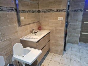 Articles de toilette gratuits, chaussons, serviettes fournies, savon