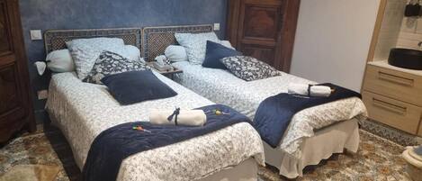 In-room safe, soundproofing, iron/ironing board, free WiFi