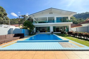 Hồ bơi ngoài trời 