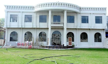 Exterior. Hotel Pushpa Paradise