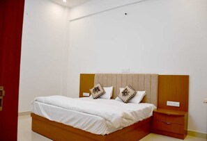 Luxury Room | Rollaway beds, free WiFi, bed sheets