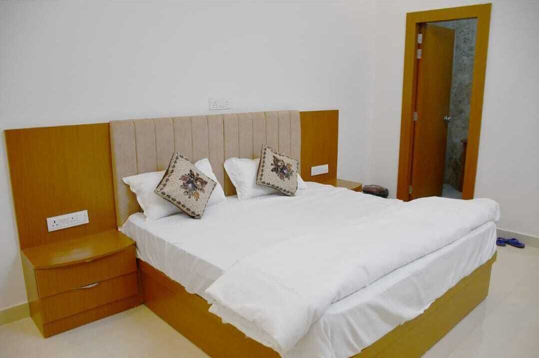 Luxury Room | Rollaway beds, free WiFi, bed sheets