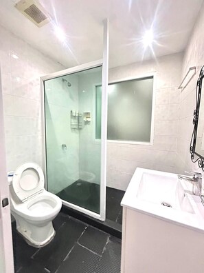 Shower, towels, soap, shampoo - W-9 Hotel (Pattaya)