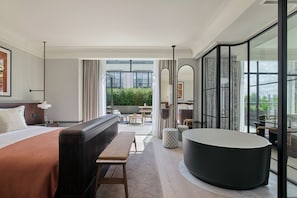 Notting Hill Suite | Living area | 70-cm flat-screen TV with satellite channels, toys - Six Senses London (London)
