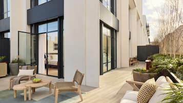 Junior suite, terras, hoek | Luxe beddengoed, donsdekens, een minibar met enkele gratis items