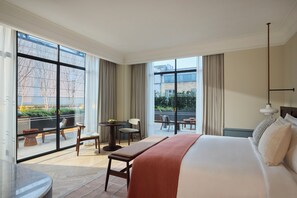 Premium bedding, down duvets, free minibar items, in-room safe - Six Senses London (London)