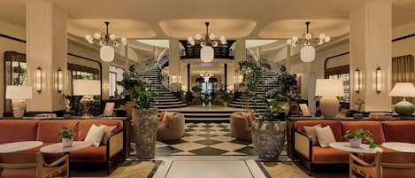 Coin salon dans le hall