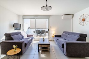 Living area - Modern, swimming pool, private parking, 2 bedrooms (SIX FOURS LES PLAGES)