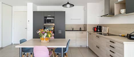 Kjøleskap, mikrobølgeovn, ovn og oppvaskmaskin