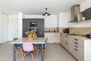 Fridge, microwave, oven, dishwasher - Modern, swimming pool, private parking, 2 bedrooms (SIX FOURS LES PLAGES)