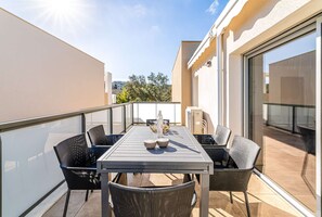 Outdoor dining - Modern, swimming pool, private parking, 2 bedrooms (SIX FOURS LES PLAGES)