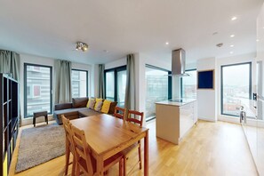 Eine moderne Wohnung mit Essbereich, Küche und Wohnraum.