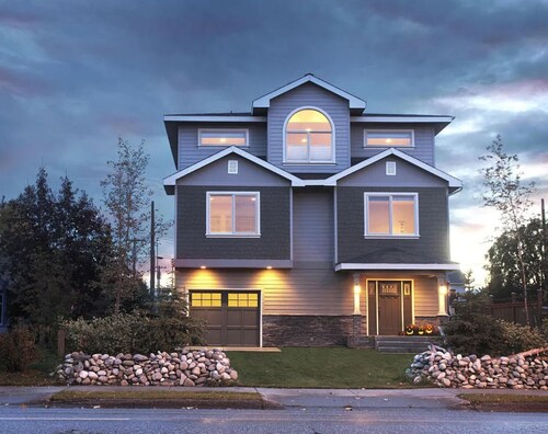 Spacious 3 Level, 3 Bedroom Home in Downtown Anchorage