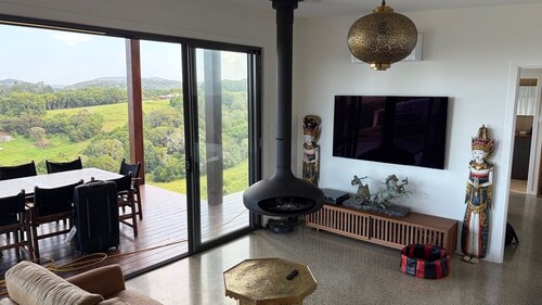 Noosa Hinterland House with Amazing Views