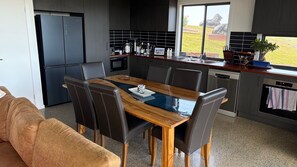 Private kitchen - Noosa Hinterland House with Amazing Views (Cooroy)