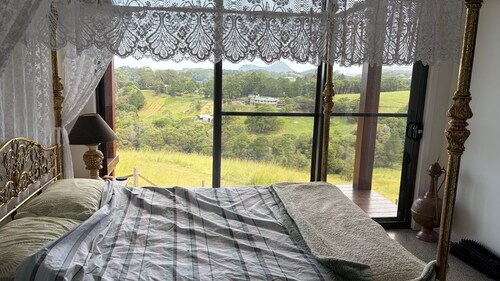 Noosa Hinterland House with Amazing Views