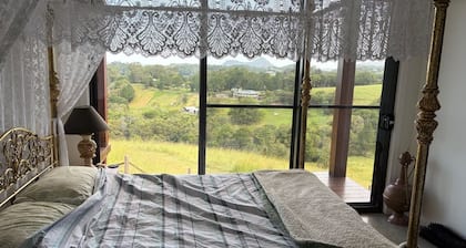 Noosa Hinterland House with Amazing Views
