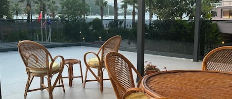 Perhesviitti, rantanäköala | Ulkoruokailutilat