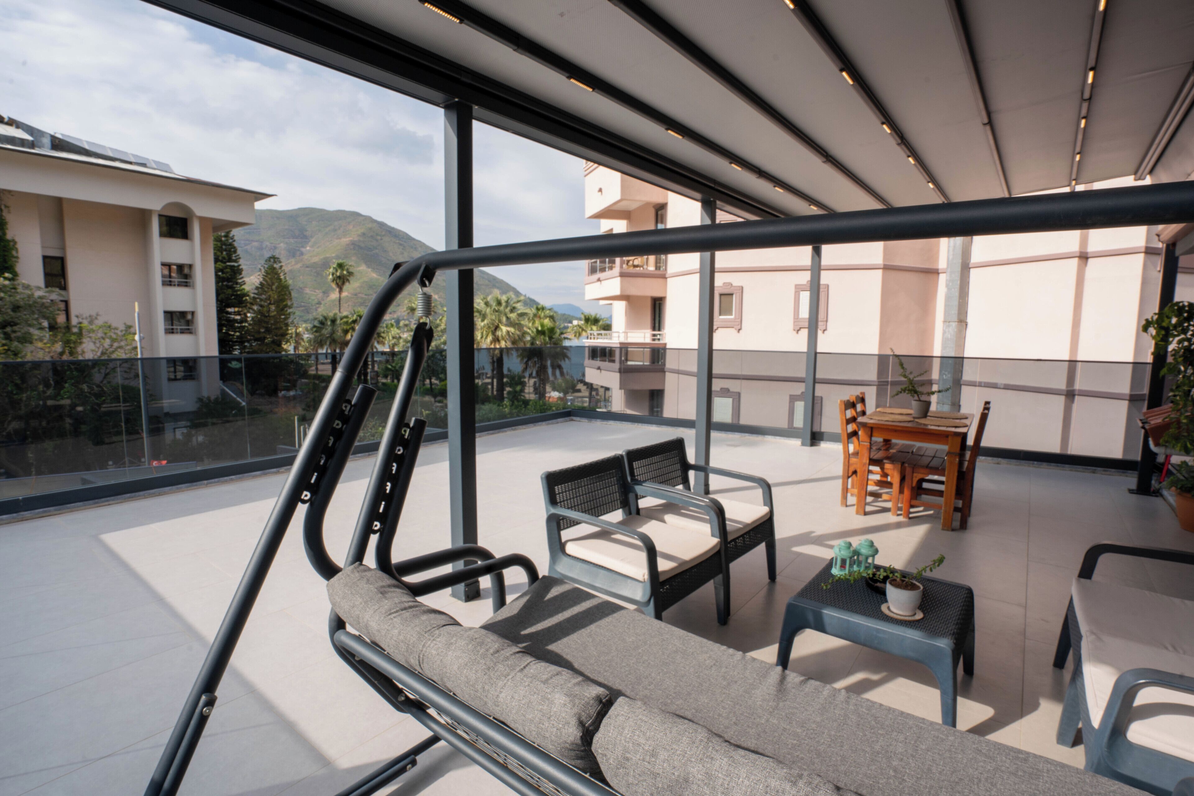 Luxe penthouse, meerdere bedden, keuken, uitzicht op strand | Terras