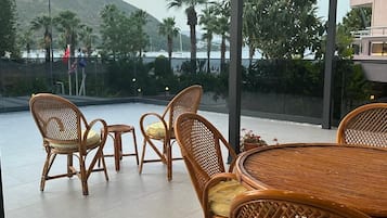 Familiesuite, strandutsikt | Utendørsservering