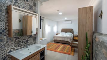 Classic Apartment, 1 Double Bed, Non Smoking, Beachfront | Iron/ironing board, free WiFi