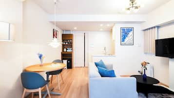 Premier One-Bedroom Apartment | リビング エリア | テレビ、床暖房