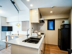 Premier Two-Bedroom Apartment | 전용 주방 | 냉장고, 전자레인지, 쿡탑, 전기 주전자