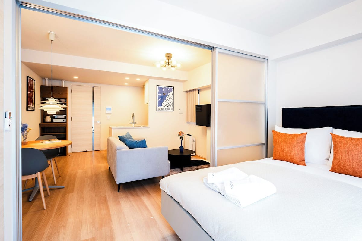 Premier One-Bedroom Apartment | Laptop workspace, soundproofing, iron/ironing board, free WiFi