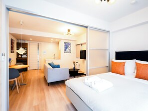 Premier One-Bedroom Apartment | ノートパソコン用作業スペース、遮光カーテン、防音設備、アイロン / アイロン台