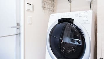 Premier One-Bedroom Apartment | バスルーム | 個別の浴槽とシャワー、ヘアドライヤー、スリッパ、タオル