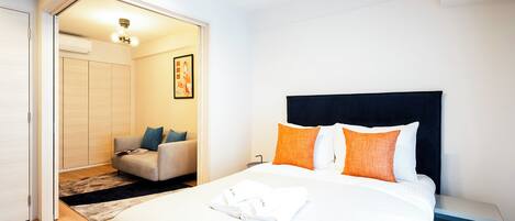 Executive Apartment | Espace de travail pour ordinateur portable, fer et planche Ă repasser