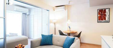 Premier One-Bedroom Apartment | Ruang tamu | 42 inci televisyen dengan satelit, lantai dipanaskan