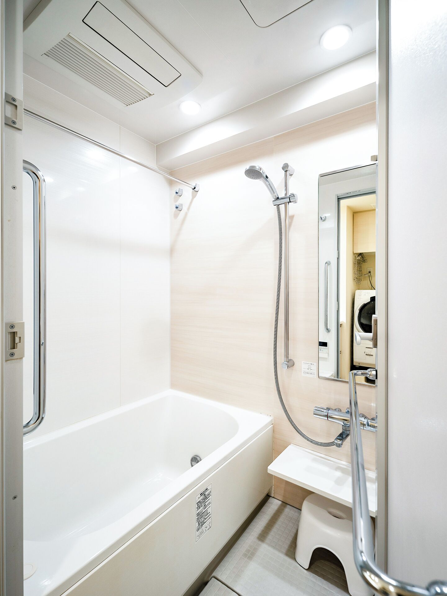 Executive Apartment | Bathroom | Separate tub and shower, hair dryer, slippers, bidet