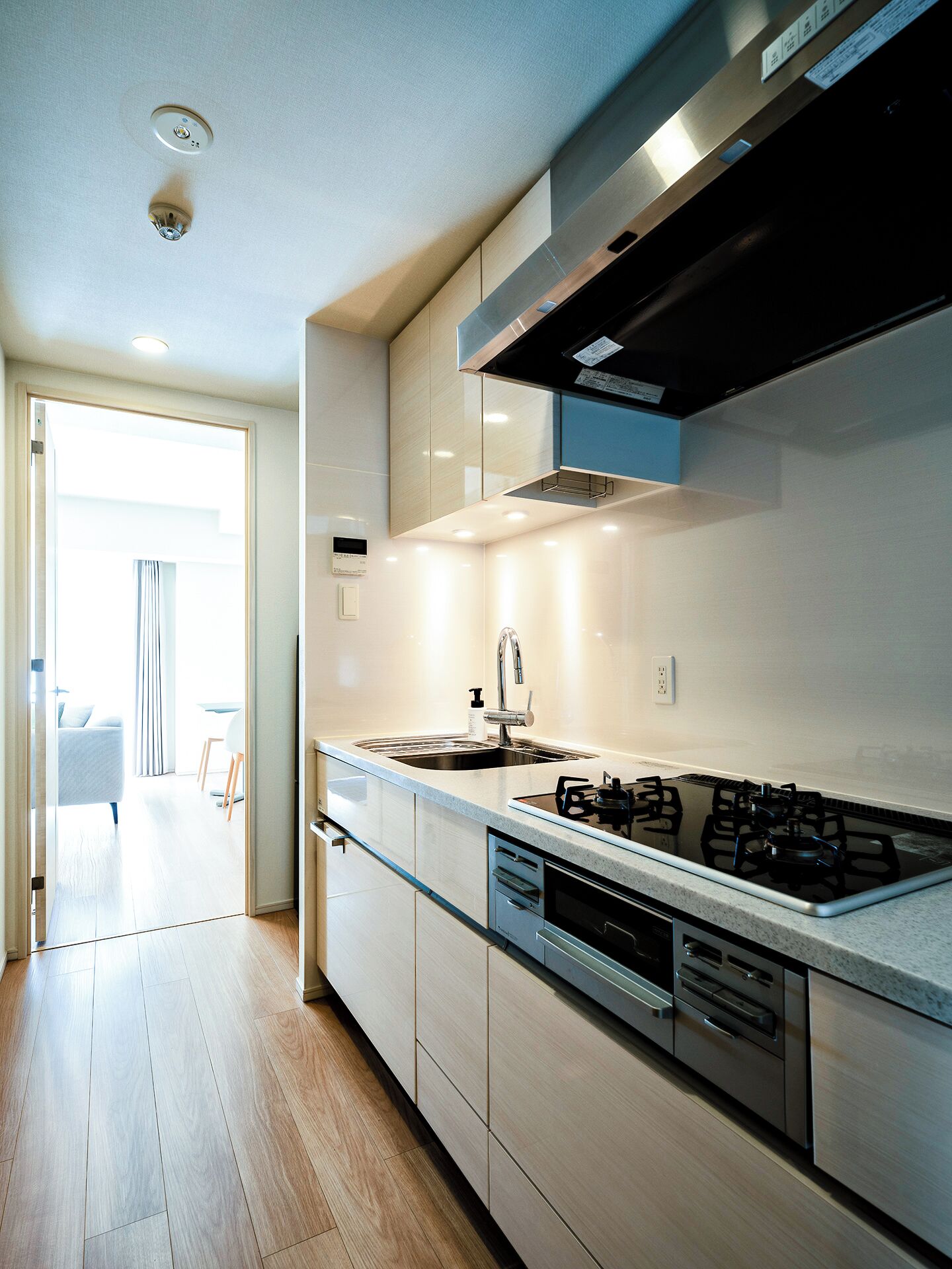 Executive Apartment | Cocina privada | Refrigerador, microondas, parrilla de estufa y tetera eléctrica 