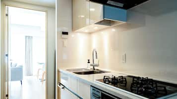 Executive Apartment | Cocina privada | Refrigerador, microondas, parrilla de estufa y tetera eléctrica