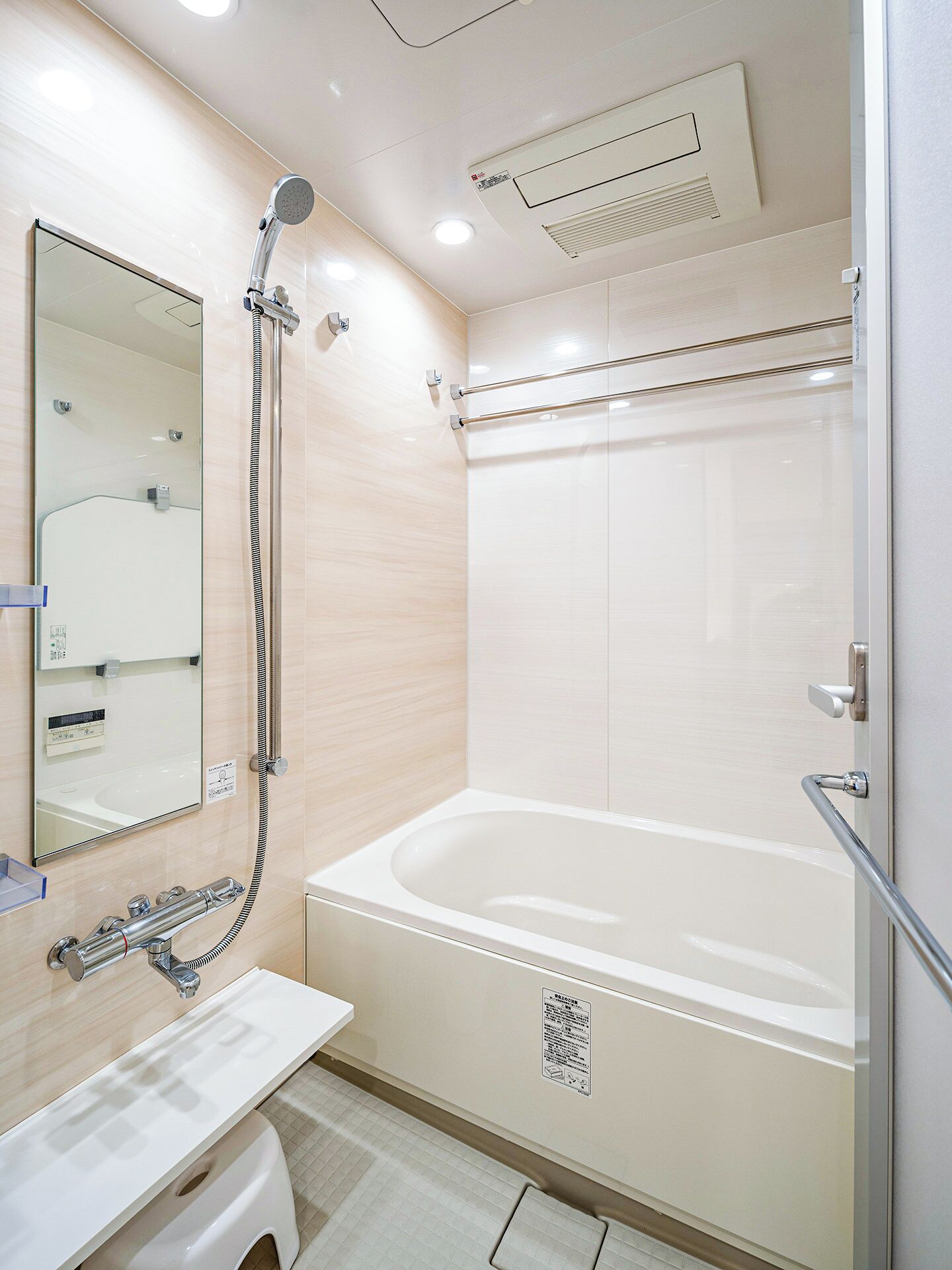 Een aparte badkuip en douche, een haardroger, pantoffels, een bidet