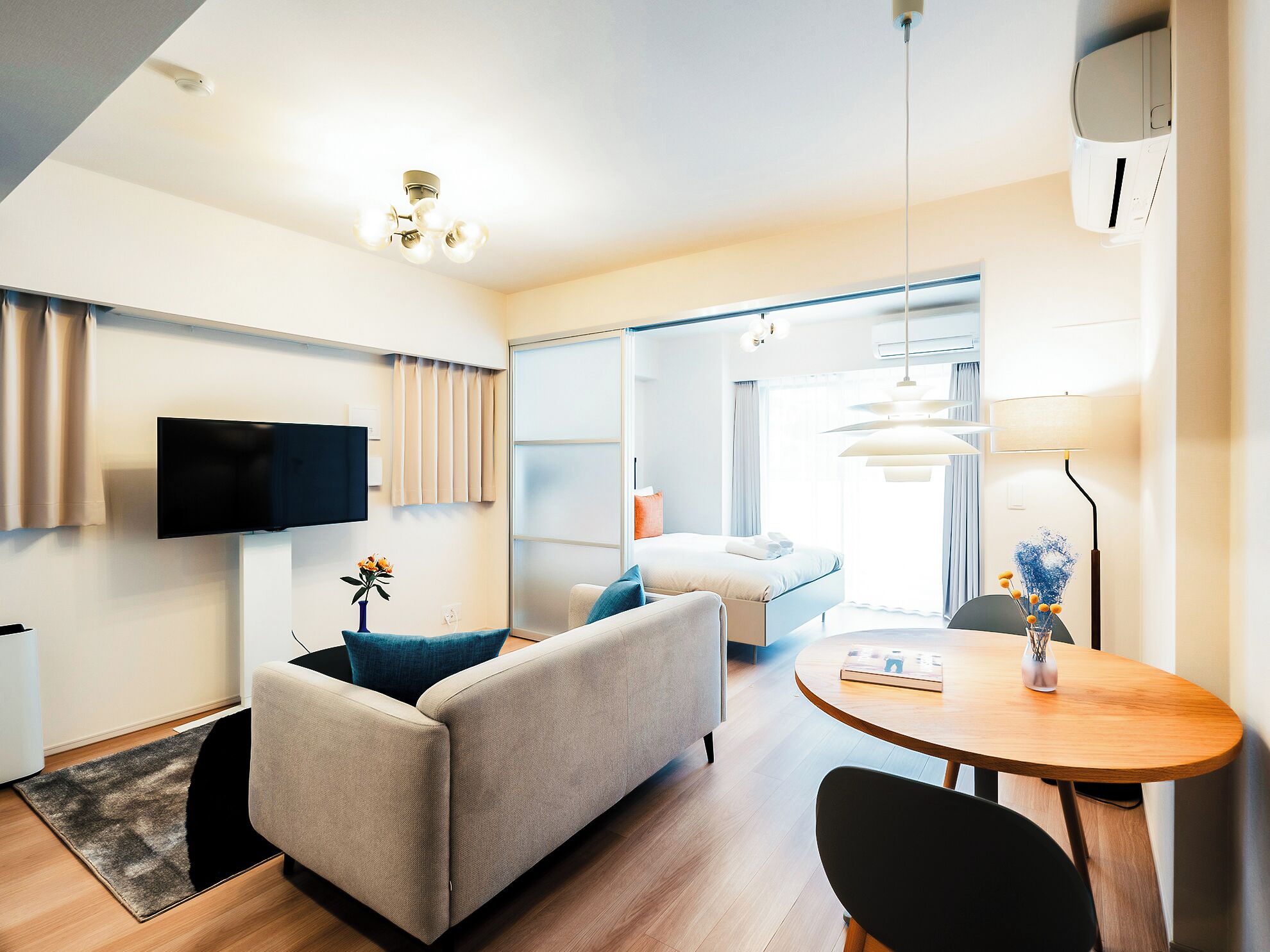 Premier One-Bedroom Apartment | Área de sala de estar | Televisión de 42 pulgadas con canales vía satélite 