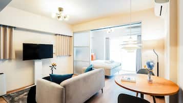 Premier One-Bedroom Apartment | Área de sala de estar | Televisión de 42 pulgadas con canales vía satélite