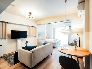 Premier One-Bedroom Apartment | リビング エリア | 42 インチのテレビ (衛星放送視聴可)、床暖房