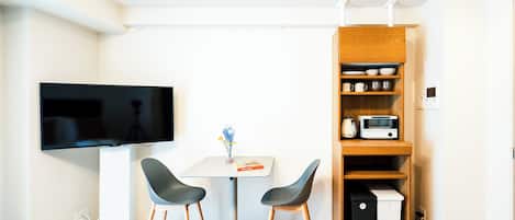 Executive Apartment | บริเวณนั่งเล่น | ทีวี, พื้นอุ่น