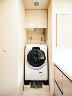Executive Apartment | Bathroom | Separate tub and shower, hair dryer, slippers, bidet