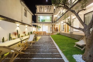 A modern hotel with a courtyard, outdoor seating, and a well-maintained lawn. - Dali Ancient City Bantian Homestay (Dali Ancient City Branch) (Dali)