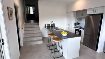 Geladeira, micro-ondas, fogão, cooktop