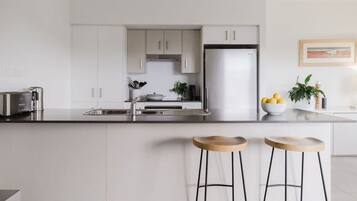 Geladeira, micro-ondas, fogão, cooktop