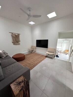 TV, offices - Ocean Echo | Relax Unwind and Recharge (Mollymook)