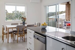 Fridge, microwave, oven, stovetop - Ocean Echo | Relax Unwind and Recharge (Mollymook)