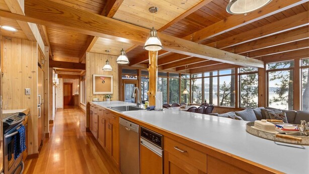 Una cocina amplia con armarios de madera, una isla grande y vistas al exterior.